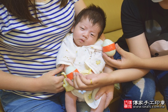 剃頭、寶寶剃頭、剃胎毛儀式、剃胎毛吉祥話、滿月剃頭儀式、滿月剃頭吉祥話、寶寶剃胎毛、寶寶滿月剃頭理髮、 新北市土城地區剃胎毛、新北市土城地區滿月剃頭、新北市土城地區嬰兒剃頭剃胎毛、新北市土城地區嬰兒理髮、新北市嬰兒剃髮、 陳寶寶(新北土城區到府嬰兒寶寶滿月剃頭理髮、免費到府嬰兒剃胎毛儀式吉祥話)。到府剃頭剃胎毛主持、專業拍照、DVD光碟、證書。★購買「臍帶章、肚臍章、胎毛筆刷印章」贈送：剃頭、收涎、抓周，三選一。2017.08.10照片4